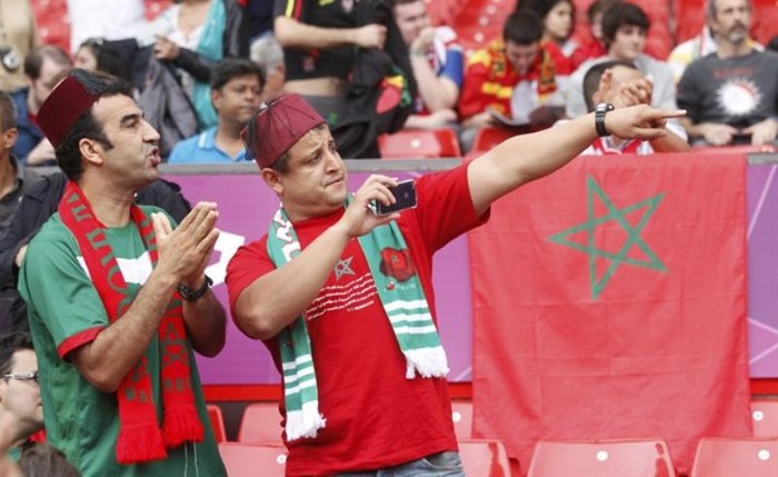 Những chiếc mũ taqiyah trên đầu 2 fan Morocco.
